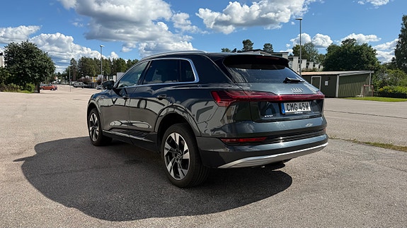 Audi e-tron 4 of 12
