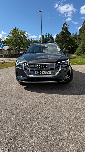 Audi e-tron 2 of 12