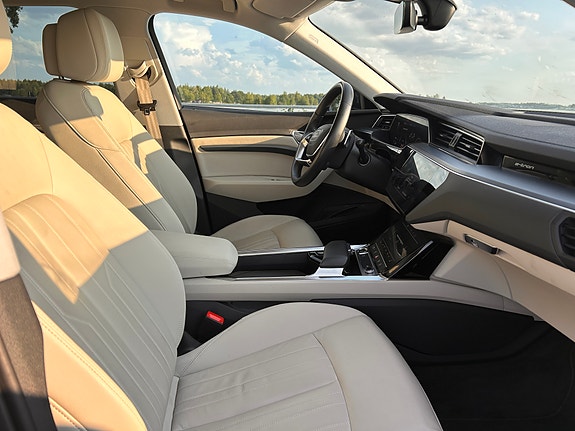 Audi e-tron 7 of 12