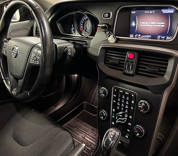 Volvo V40 Cross Country 8 of 15