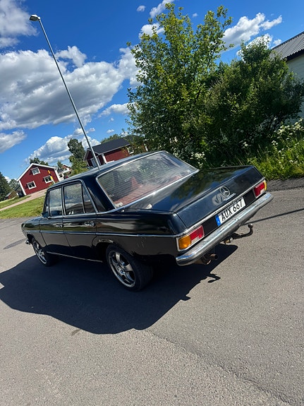 Mercedes-Benz 220 D 3 of 5