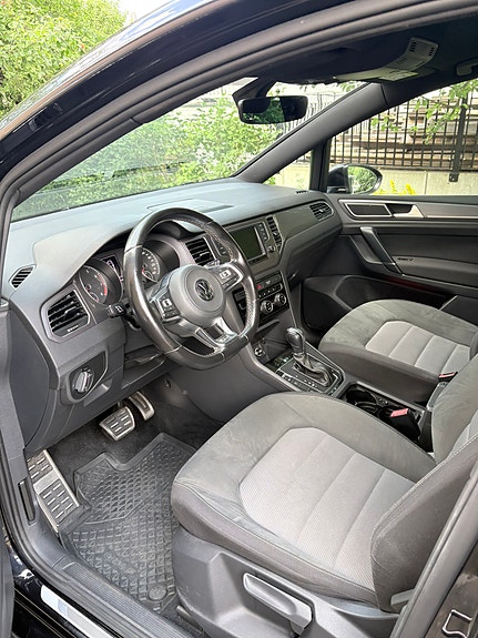 Volkswagen Golf Sportsvan 3 of 5