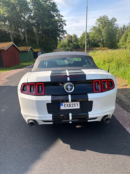 Ford Mustang 2 of 5
