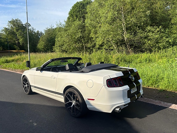 Ford Mustang 3 of 5