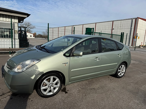 Toyota Prius 2 of 5