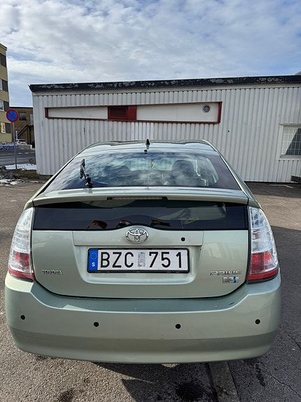 Toyota Prius 4 of 5