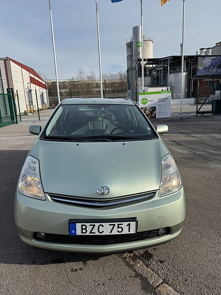 Toyota Prius 3 of 5
