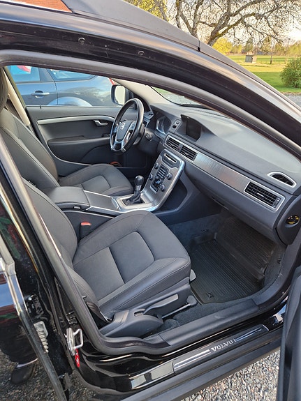 Volvo XC70 2 of 4