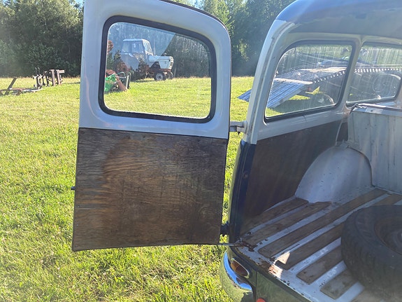 Volvo PV445 2 of 5