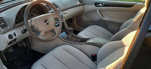 Mercedes-Benz CLK200 3 of 5