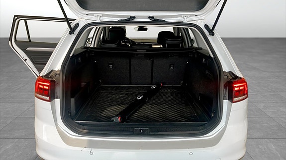 Volkswagen Passat 13 of 21
