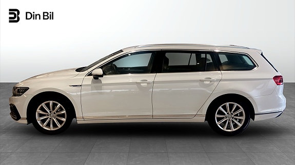 Volkswagen Passat 2 of 5