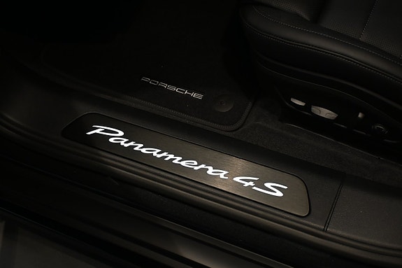Porsche Panamera 4S 13 of 24