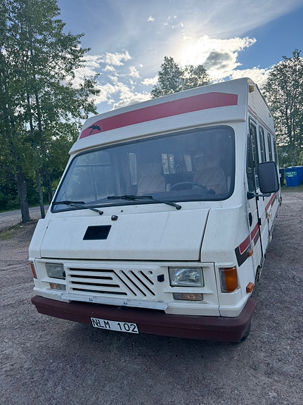Peugeot J5 2 of 5