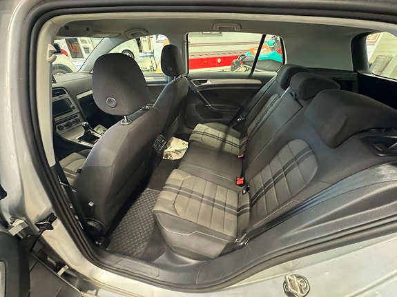 Volkswagen Golf VII 9 of 9