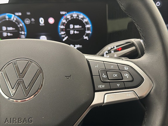 Volkswagen Passat 19 of 30