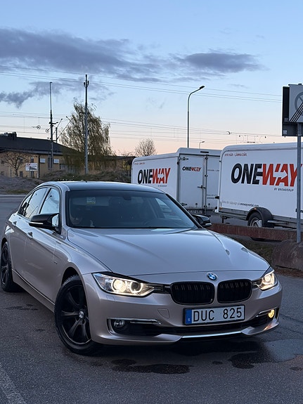 BMW 328i 3 of 5