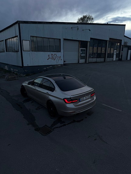 BMW 328i 2 of 5