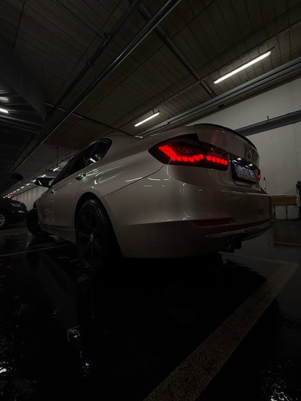 BMW 328i 4 of 5
