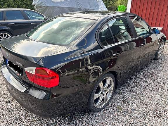 BMW 320i 4 of 5