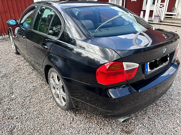 BMW 320i 3 of 5