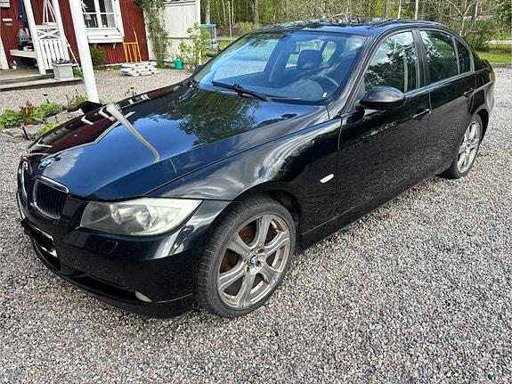 BMW 320i 2 of 5