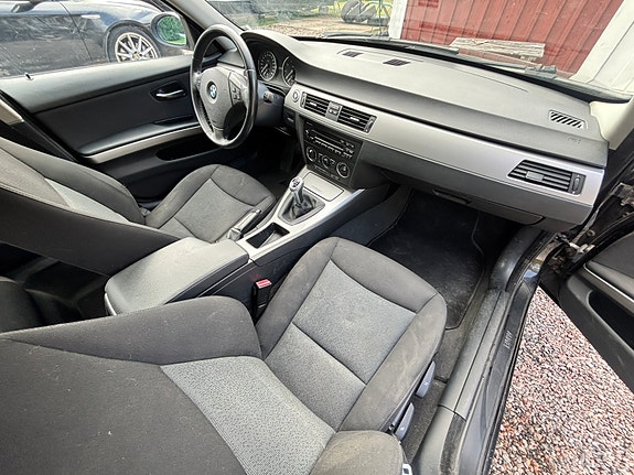 BMW 320i 5 of 5