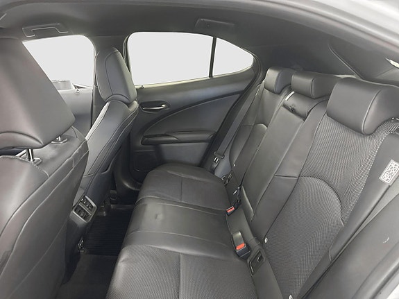 Lexus UX250h 10 of 12