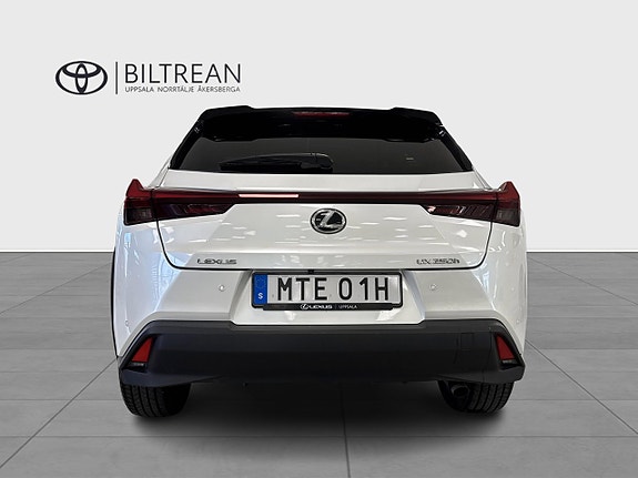 Lexus UX250h 4 of 5
