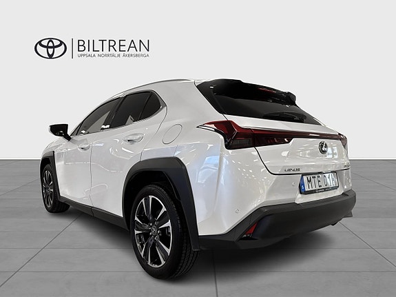 Lexus UX250h 3 of 5