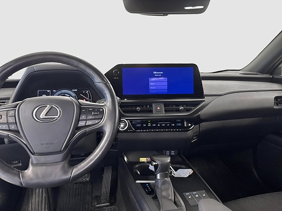 Lexus UX250h 9 of 12