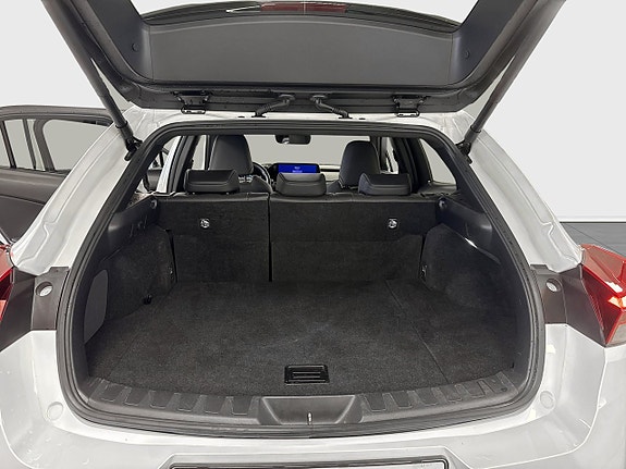Lexus UX250h 11 of 12