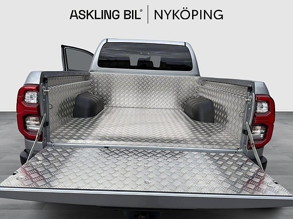 Toyota HiLux 10 of 15