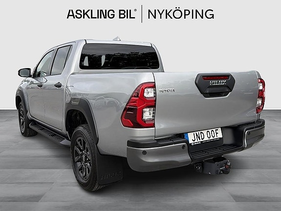 Toyota HiLux 2 of 5