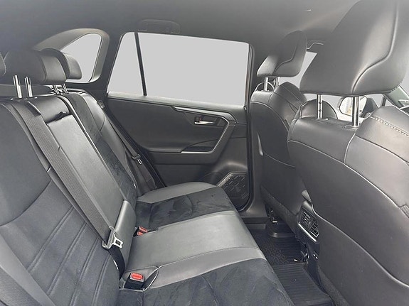 Toyota RAV4 7 of 12