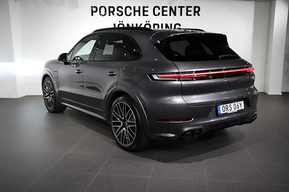 Porsche Cayenne 3 of 5