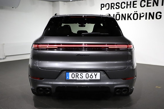 Porsche Cayenne 4 of 5