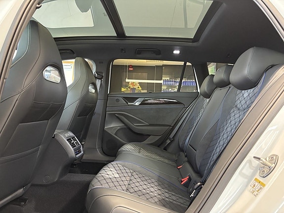 Volkswagen Passat 12 of 16