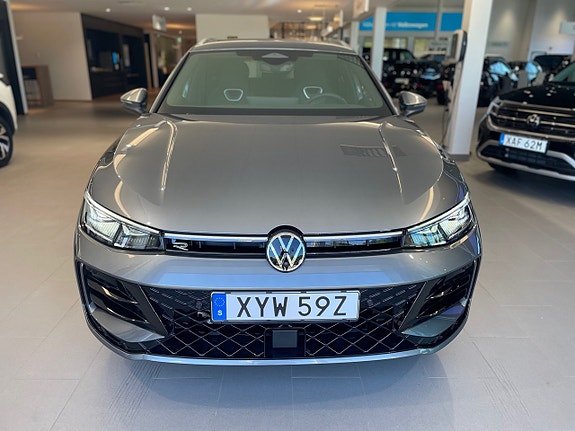 Volkswagen Passat 2 of 16
