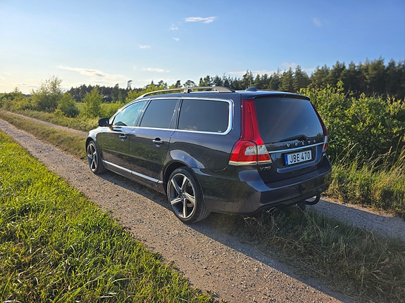 Volvo V70 2 of 5