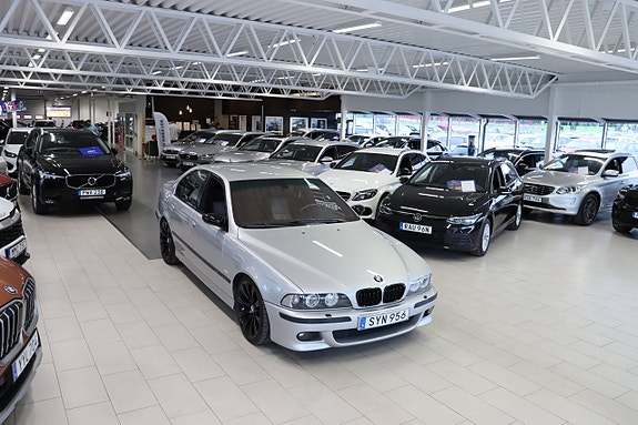 BMW 530i 3 of 5