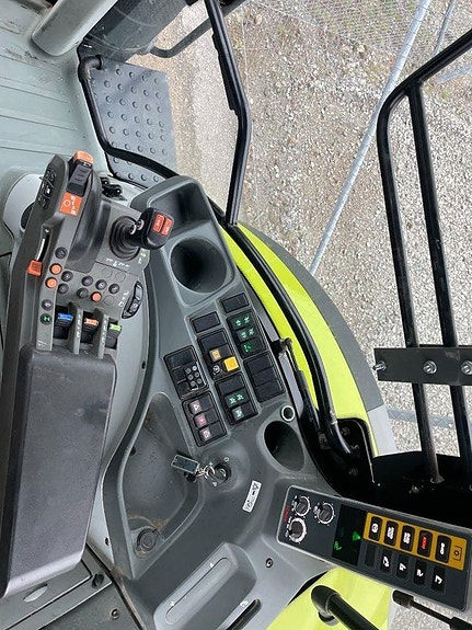 CLAAS Arion 630 Hexashift 9 of 13