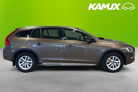 Volvo V60 Cross Country 2 of 5