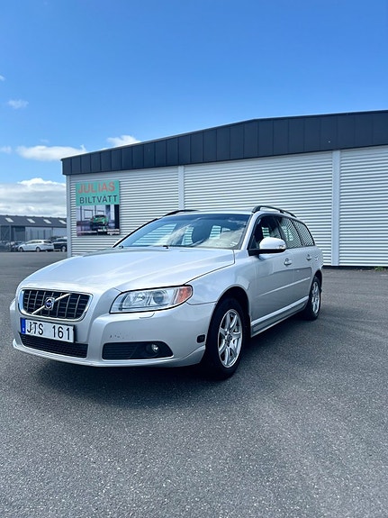 Volvo V70 2 of 5