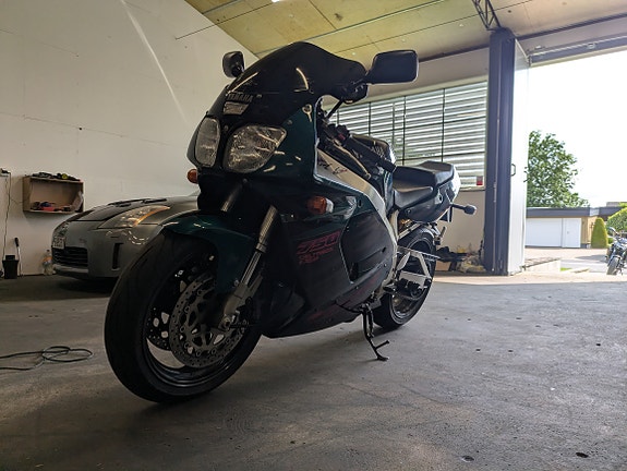 Yamaha YZF750R 5 of 7