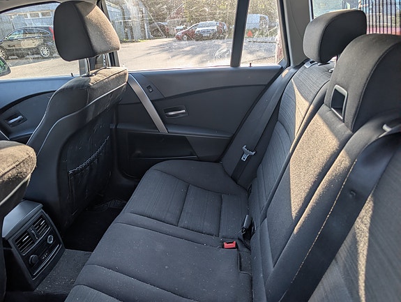 BMW 523i 4 of 5