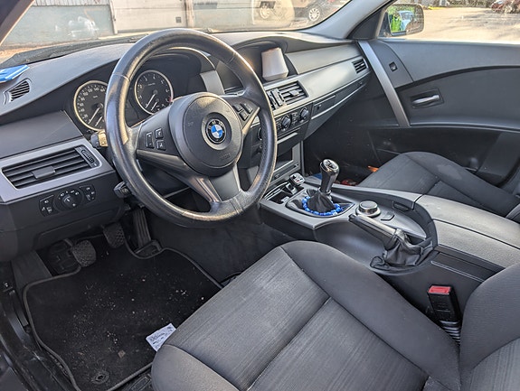 BMW 523i 3 of 5