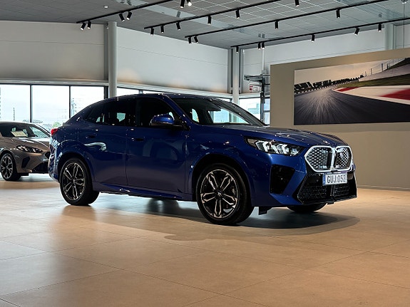 BMW iX2 3 of 5
