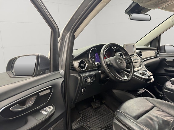 Mercedes-Benz V300 d 14 of 30