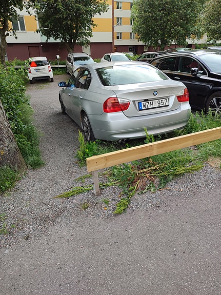 BMW 325i 2 of 5
